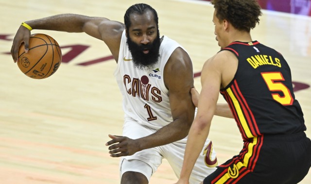 开云官网-首轮潜在对手？ESPN明日胜率预测：哈登单核骑士48.3% 老鹰51.7%